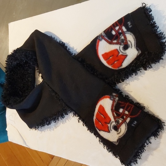 Wisconsin Badgers Black Fuzzy Soft Helmet Logo Warm Team Apparel Winter Scarf - Picture 1 of 6